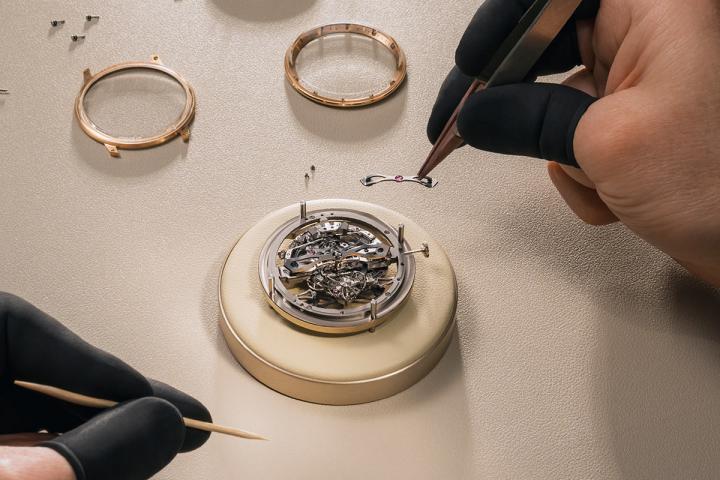 精心打造的三座玫瑰金飞桥 (第三座板桥置于机芯后部) 支撑着极致优雅、轻盈灵动的腕表结构，使报时装置与陀飞轮宛若悬浮空中。