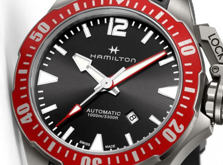 钛金属表壳搭配红色表圈以及黑面，面盘上的时标、指针都有刻意放大，让人看时间更轻松写意