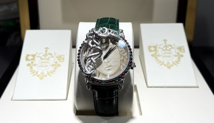 今年太子珠宝钟錶带来6个国际级钟表品牌的奢华之作，包括豪门世家（Sarcar）今年特别为展区打造全球唯一的美杜莎（Medusa）白金版本。