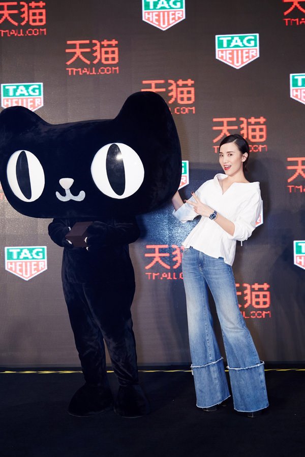 宋佳佩戴泰格豪雅腕表与天猫人偶精彩互动