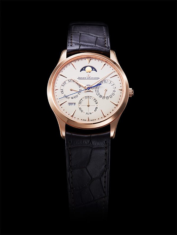 积家（Jaeger-LeCoultre）Master Ultra Thin Perpetual超薄万年历大师系列腕表， 除时针、分针和中央秒针外，腕表还拥有三个专门显示万年历的计数器。