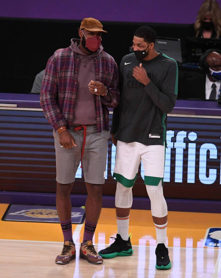 在场边观战一派轻松的LeBron James，与前队友Tristan Thompson（右）开心闲聊，James手上佩戴的正是近期表迷讨论度爆高的黑豹联名表
