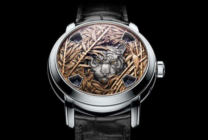 作为生肖表主力机芯的2460 G4机芯这次换上老虎主题，江诗丹顿采用阴雕老虎搭配竹林金雕，让整个面盘散发一种威严的气势