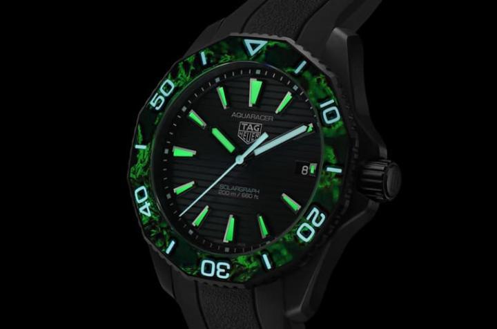 手表连表圈碳纤维都融入夜光涂层，其在黑暗环境中的发光效果让人感到惊艳。