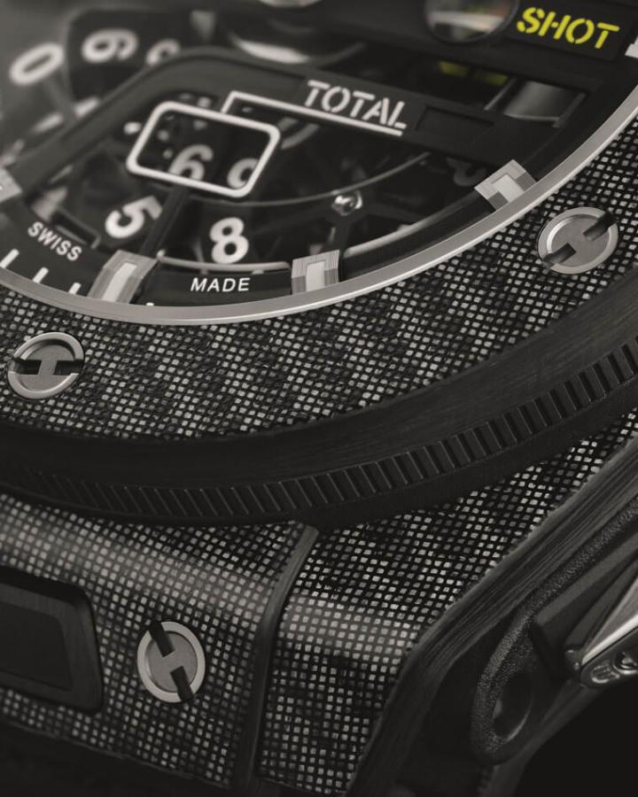 Big Bang Unico Golf黑色碳纤维高尔夫手表采用黑色镀铝碳纤维（Texalium®）表壳，标榜强韧轻盈的特性，整只手表不到100公克