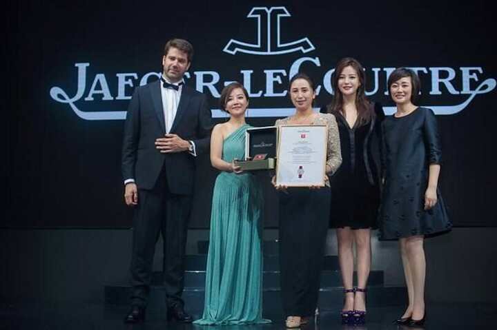 积家全球副总裁乐傅恒（Geoffroy LEFEBVRE）先生与品牌大使赵薇授予拍得者Rendez-Vous Moon约会系列月相腕表特别定制版腕表