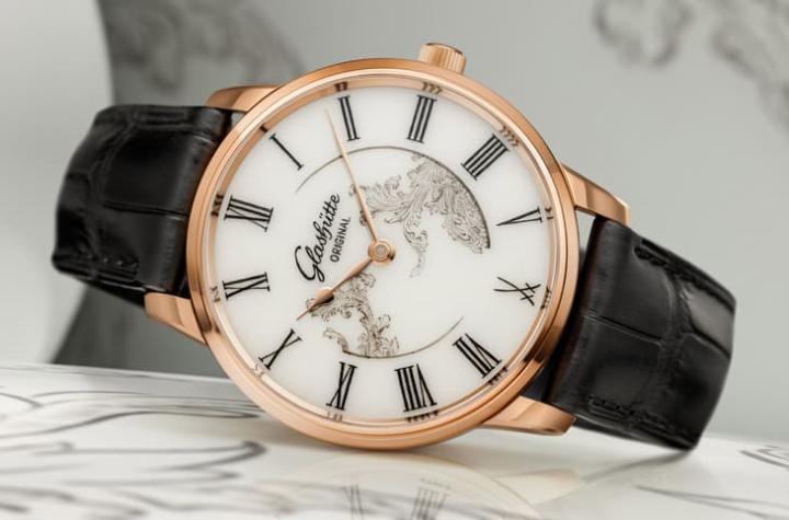 两大德国百年工坊携手，结合精密制表与瓷艺美学，在玫瑰金表壳中体现工艺与文化的共鸣。