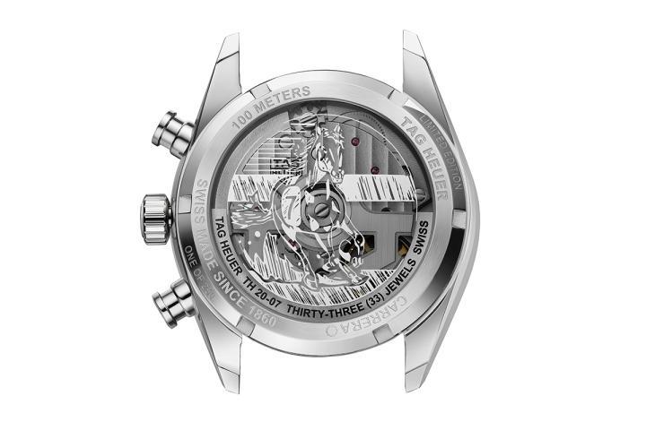  腕表搭载的品牌自制 TH20-07 机芯的律动运作一览无遗，底盖中央的奔马图腾象征不受拘束的磅礴能量，也同时呼应了 Carrera 系列的赛车 DNA。