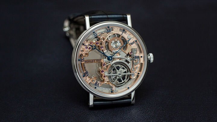 Classique Tourbillon Extra-Plat Squelette 5395搭载仅厚3毫米的超薄镂空陀飞轮机芯，将机械结构的迷人美感展露无遗