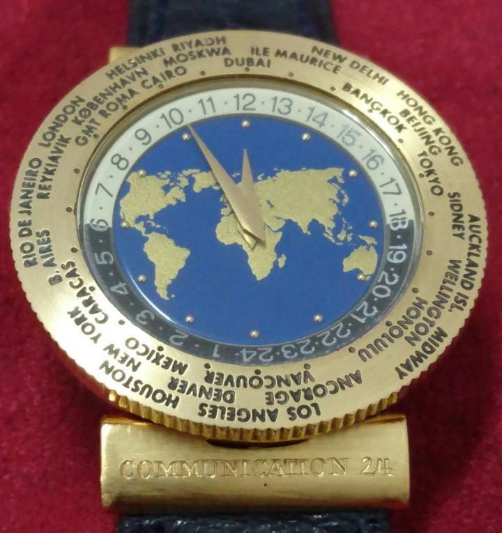 Svend Andersen于1989年打造的首枚世界时间腕表。它的附加模块厚度仅为0.9毫米，其灵感源于Louis Cottier的表款的表盘厚度为1.2毫米。
