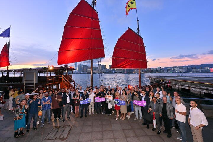 大会联同香港旅游发展局（展览目的地合作伙伴），为来自境外的买家及传媒提供旅游礼遇，并提升会展旅客的商旅体验，包括乘坐传统红帆船「张保仔号」（上图）、穆斯林友善行程（参观香港故宫文化博物馆及九龙清真寺）、Plaza Premium Lounge通行证，以及在交流酒会设置的文化摊位。