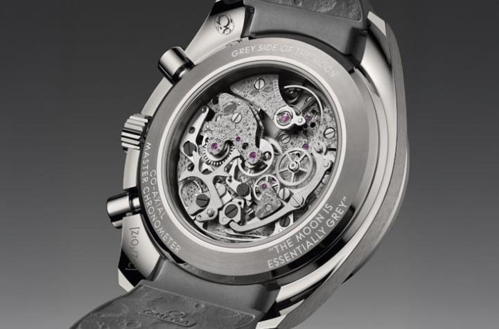 月之灰面搭载 3869 同轴擒纵大师天文台认证机芯，它的月球表面装饰重现沉浸式太空景观。