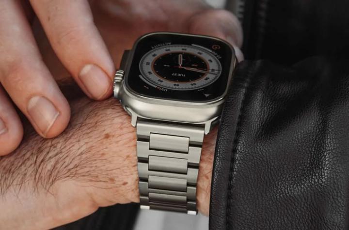 换上钛金属炼带后的Apple Watch Ultra，整只表的风格也变得更全面。Source：SANDARAC