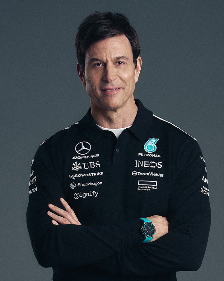 Mercedes-AMG马石油F1™车队行政总裁兼领队Toto Wolff佩戴Shock Absorber XPL Toto Wolff x Mercedes-AMG马石油F1™车队特别版腕表。