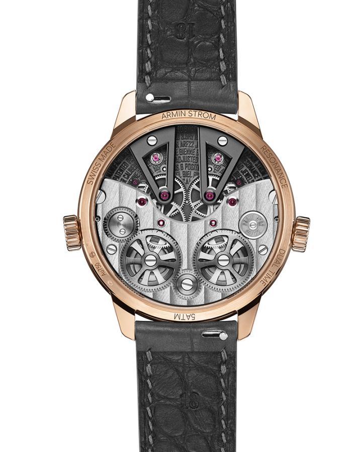 腕表搭载 ARF22 手动上链机芯，从设计、研发到制造皆由 Armin Strom 全程自主完成。ARF22 机芯振频为 3.5 赫兹，动力储存达 42 小时，将共振现象转化为真正具备实用价值的复杂功能。