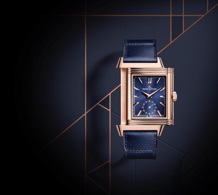 Reverso Tribute Duo Fagliano双时区翻转系列腕表限量版，玫瑰金表壳搭配不同质感的面盘，正面为饰有太阳放射状饰纹的深蓝色面盘，背面则为银色扭索饰纹面盘，各配备不同的功能