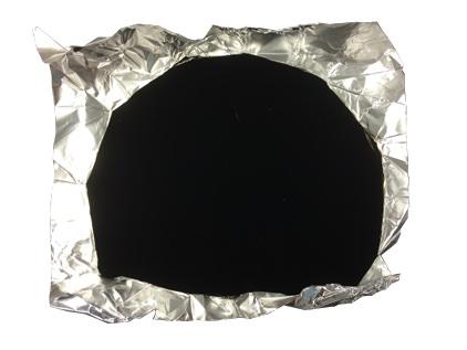 将纳米碳管黑体涂在铝箔纸上，便可掩盖任何颜色。这种材料首次运用于军事领域，如飞行器及其它隐形舰艇。