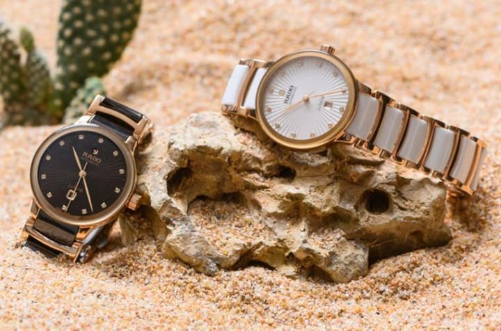 不论玫瑰金色PVD不锈钢搭配棕色或白色陶瓷零件，手表皆散发出一股低调奢华的质感。