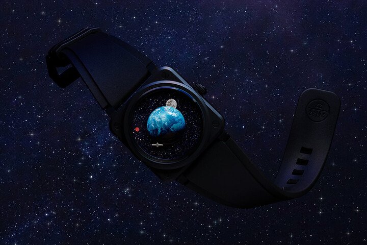 BR-03 Astro将穹苍浓缩于腕表方寸之间，地球置于表盘中心，周围环绕着月球及火星，刻划蓝地球之美，并以崭新角度展示制表技术水平，令人心驰神往。