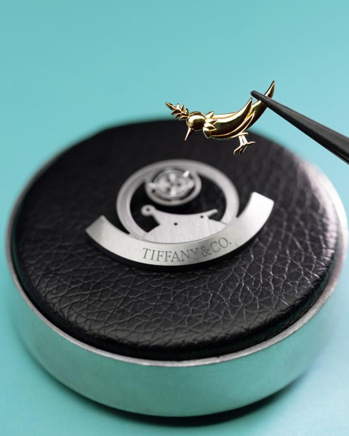 工匠为 Tiffany Timer 腕表自动盘上镶嵌 "石上鸟" 图腾。