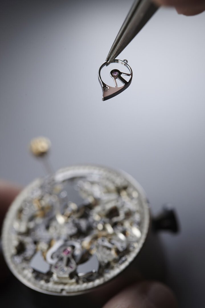 报时机制的调节器（赋予鸣响装置节奏的组件），是一个转动的零件，通常会发出一种嗡嗡声，但该08.01-L机芯的调节器完全听不见任何声音