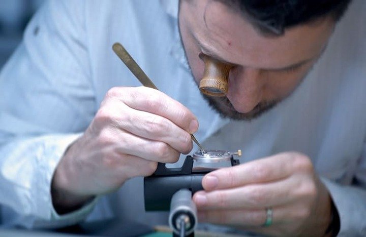 制表师会根据收集到的资料与模拟佩戴情境进一步调整手表内外结构。