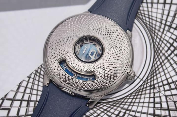 半猎式表盖以立体机刻漩涡呈现黑洞吸入意象，细致纹理让视线自然被牵引至神秘中心。