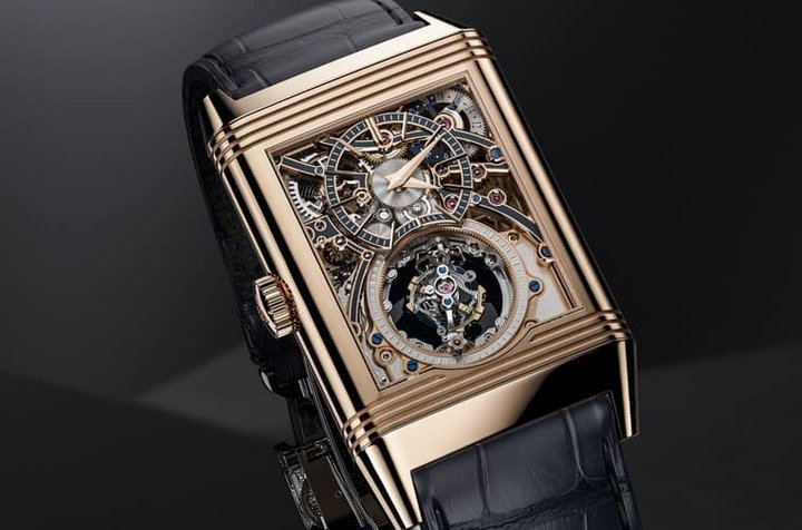积家招牌系列Reverso 2023年推出搭载高阶Gyrotourbillon球型陀飞轮的话题作，手表可翻转的设计尽显陀飞轮迷人运转动态。