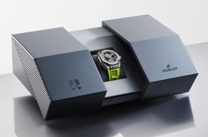 Big Bang Samuel Ross极光绿陀飞轮拥有特殊设计表盒，将手表的限量联名身分表露无疑。
