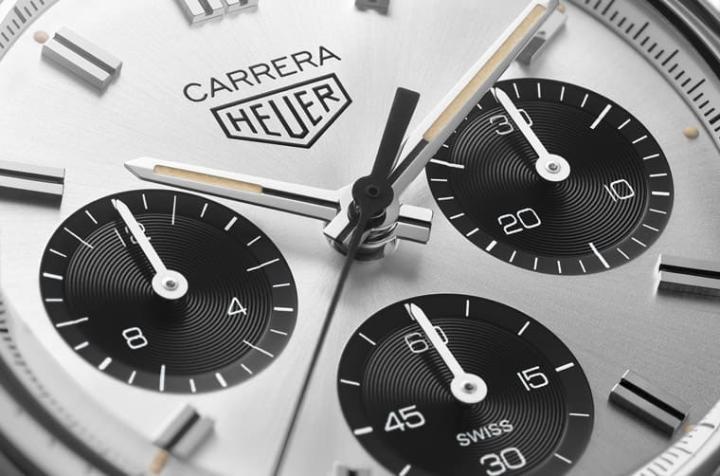 银色搭配黑色小表盘传承至古董Carrera而来，不过面盘上的细节与古董表相较有所革新。