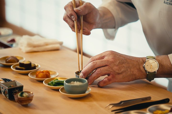 大阪米其林三星餐厅 “柏屋” 行政主厨松尾秀明（Hideaki Matsuo）佩戴全新 Villeret Ultraplate 超薄腕表 ，将父亲对细节的坚持，化为手腕上的定格细节，记录着父子间无声却深厚的职人信念。