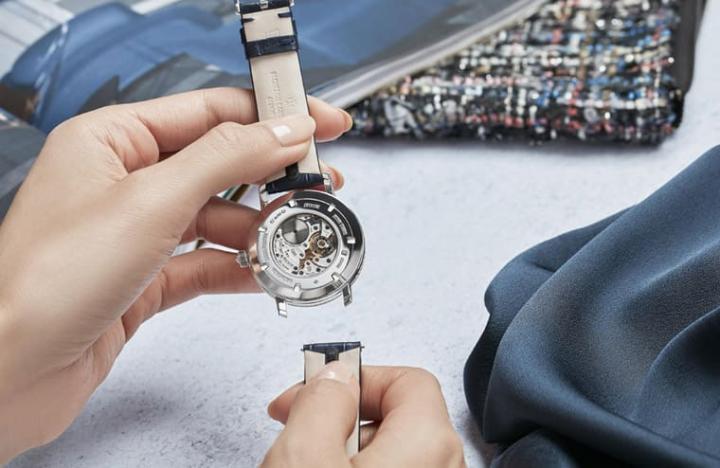 表带快拆系统能让佩戴者轻松更换表带，替手表转换多样风情。
