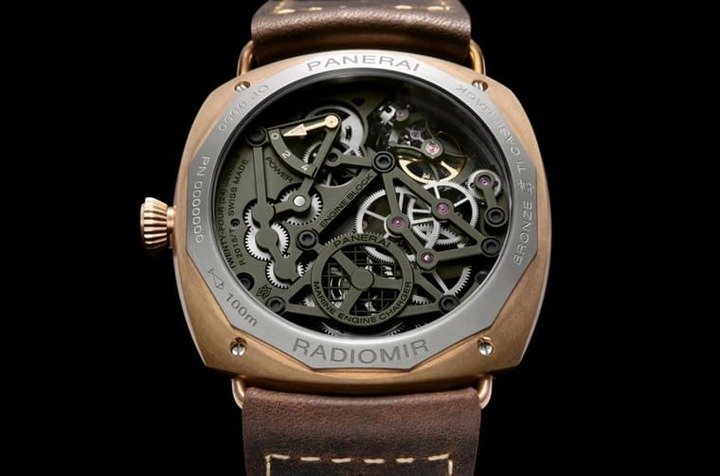 Radiomir Tourbillon Bronzo搭载的P.2015/T机芯能供应4日动能，并拥有陀飞轮这种相对复杂的进阶设计。