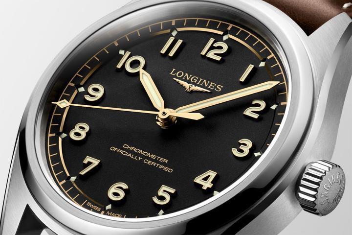 有别于现行版的先行者系列大三针表款，全新先行者系列飞行员腕表的盘面取消五星标志与日期显示，而分钟刻度环则经过改良，以提高清晰度。金色指针与镶贴金色边框勾勒阿拉伯数字营造绝佳的对比效果，不仅提升在所有光线环境的易读性，同时也彰显复古魅力。