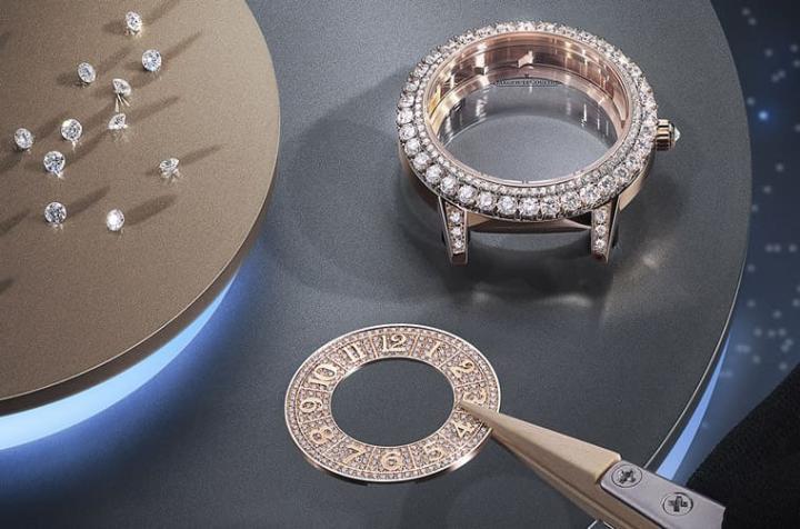积家新款约会系列日夜显示珠宝表大量运用钻石妆点玫瑰金表壳，包括面盘也都镶满钻石。
