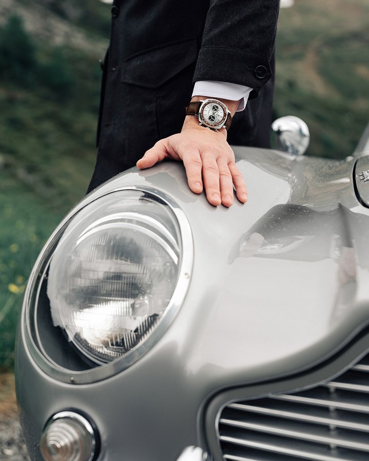 百年灵与 Aston Martin 联手将这段 Aston Martin DB5 的传奇延伸至腕间，推出 Top Time B01 Chronograph 41 致敬 Aston Martin DB5 腕表。