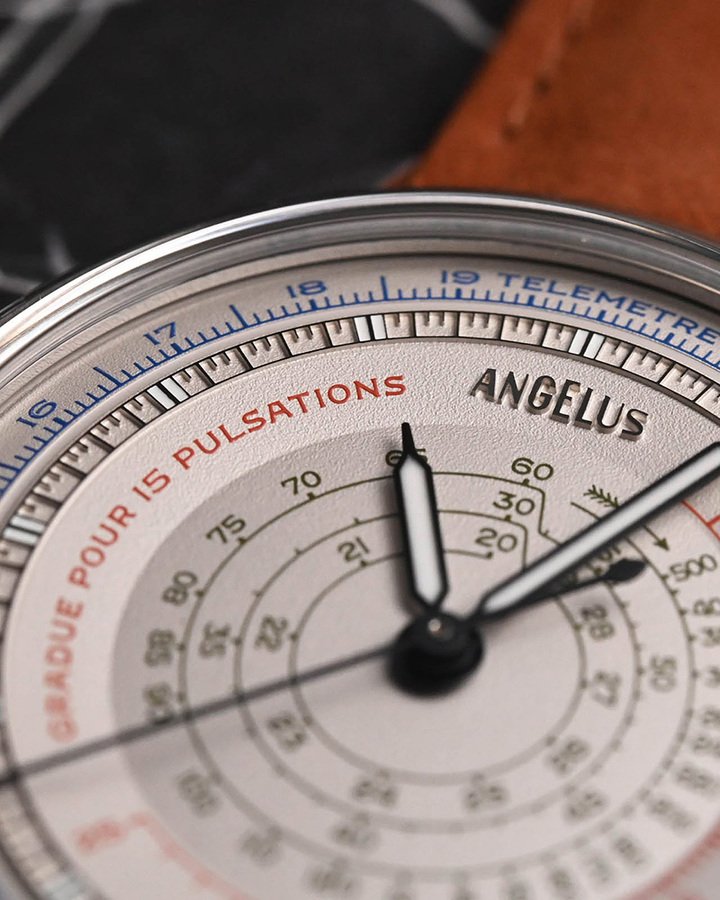 Instrument de Mesures 表盘外缘与中央呈拱形隆起，搭配激光切割工艺，盘面文字细腻立体浮现。