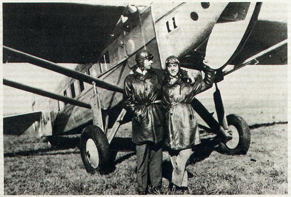 1930年阿根廷，邮政飞行员安东尼•圣艾修佰里（左）和他的朋友亨利•吉约梅(Henri Guillaumet)。圣艾修佰里以其小说《风沙星辰》(Wind, Sand and Stars)使吉约梅这位飞行先锋名垂青史。