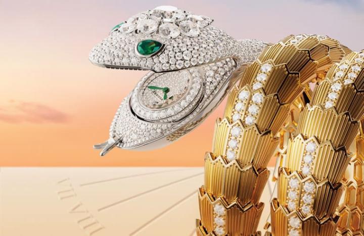 宝格丽推出Serpenti系列新作Serpenti Misteriosi神祕表，表款除了发扬系列的蛇形美学与品牌擅长的珠宝工艺，更导入体积非常小的手上炼机芯，展现微型技术的奥妙。