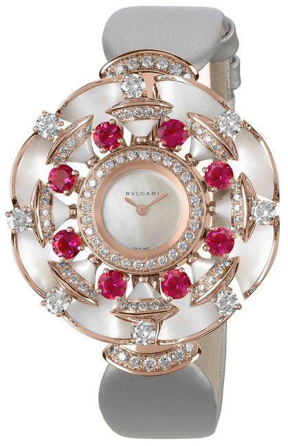  BVLGARI Diva腕表每一件都是杰作，不论是风情万种的风格，不落俗套的外形，以至精美的宝石，都饱含BVLGARI设计之本色