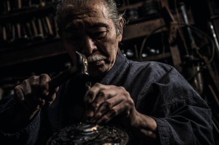 传统工艺——浅野美芳先生是一门古老金属锤击工艺的大师，此项技艺在 MRG-G2000HT表款的表圈以及表带插销块上体现得淋漓尽致