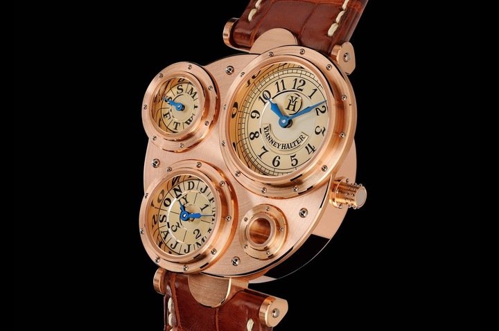 Vianney Halter 的成名作是 1998 年在 Baselworld 发表的 Antiqua 腕表，这只手表充满着未来主义的设计理念，结合了传统的万年历复杂功能，并将功能显示分布在四个不同的表盘上，从而产生了解构美学，这在当时尤其具有创新性。它借鉴了从早期的潜艇原型到蒸汽朋克（steampunk）美学许多不同的设计，无一例外。该设计亦深受十九世纪法国小说家儒勒．凡尔纳（Jules Verne）作品启发。