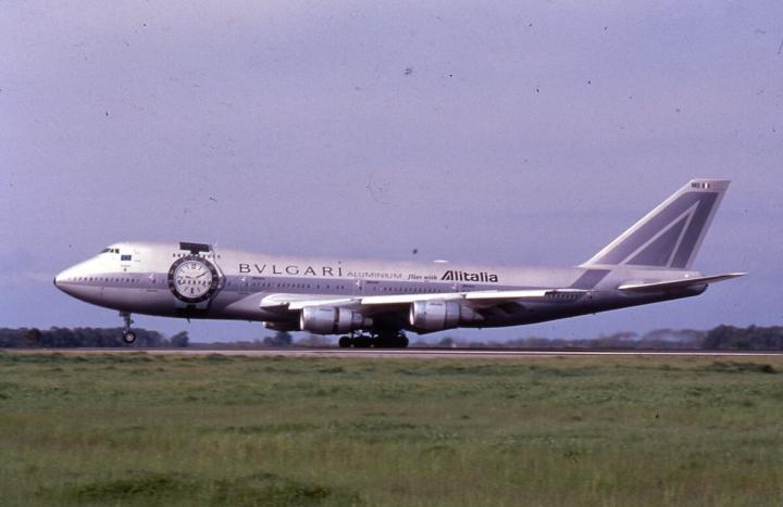BVLGARI Aluminium曾登上义大利航空 747 大型喷射客机的机身，银色腕表与机身融为一体，轰动一时