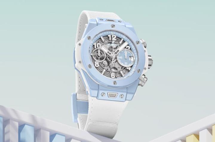 除了天空蓝衬白色边线橡胶表带之外，手表还有白色皮革搭配Velcro复合材质表带的版本。
