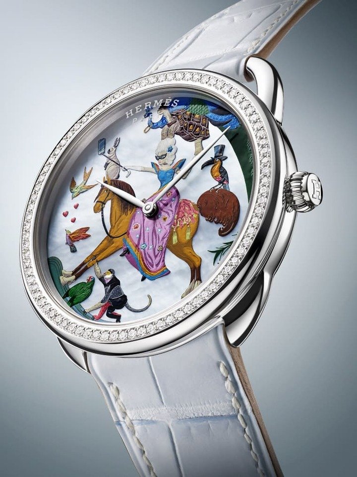 英国设计师John Burton替爱马仕设计的”Hermès Story”丝巾图案成为品牌全新Arceau Hermès Story工艺表的设计灵感。