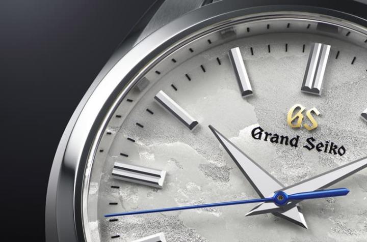 手表采用蓝钢指针，面盘12点钟位置饰有金色GS标志。