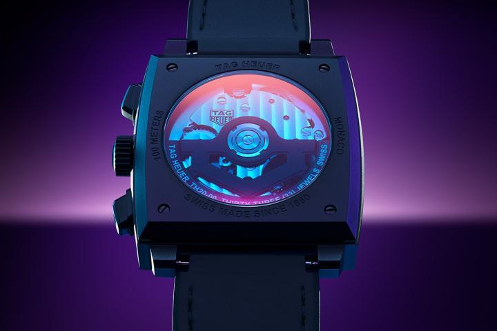 驱动此表的是品牌自制自动上链机芯 Calibre TH20-00，以卓越精准度与长效性能为核心打造。透过镂空表盘与蓝宝石水晶底盖，机芯的运作细节一览无遗，让爱好者能细细品味精妙的机械工艺。