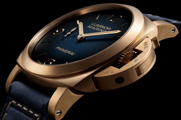 PAM01678 以青铜表壳搭配深蓝色哑光三明治面盘，表盘颜色自边缘的深蓝色渐变至中央的浅蓝色，与青铜表壳以及米色 Super -LumiNova® 夜光涂料的温润色泽相得益彰。