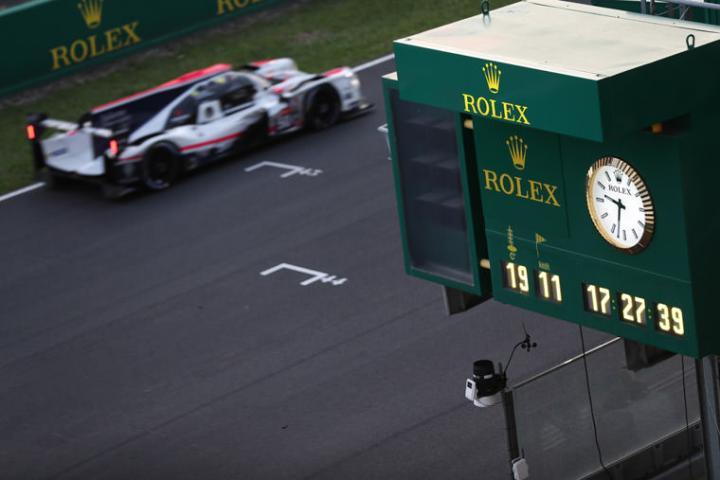 赛道上可见劳力士倒数时钟。©Rolex, Had Sherif