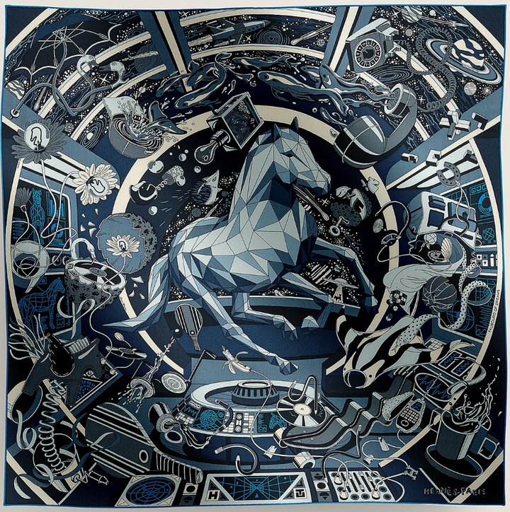 Slim d'Hermès Faubourg of Dreams 工艺腕表灵感，来自英国插画师 Stuart Patience 为爱马仕设计的丝巾，他将位于福宝大道 24 号的巴黎总店变成了一个遨游于浩瀚宇宙中的太空舱。